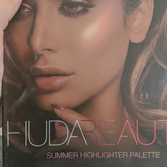 Huda beauty highlight pallet - Picture 2 of 2